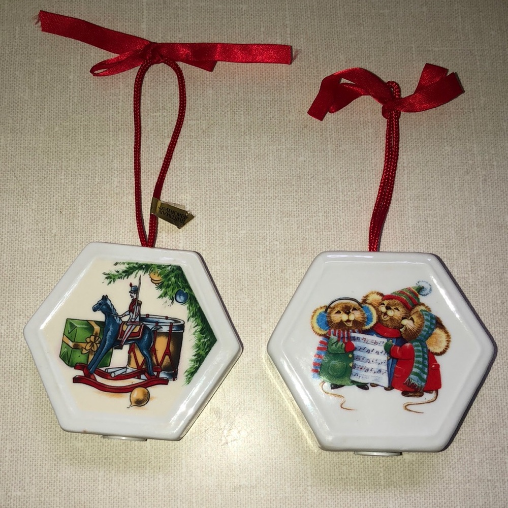 Giftco Inc, vintage Christmas‎ memories ornaments set